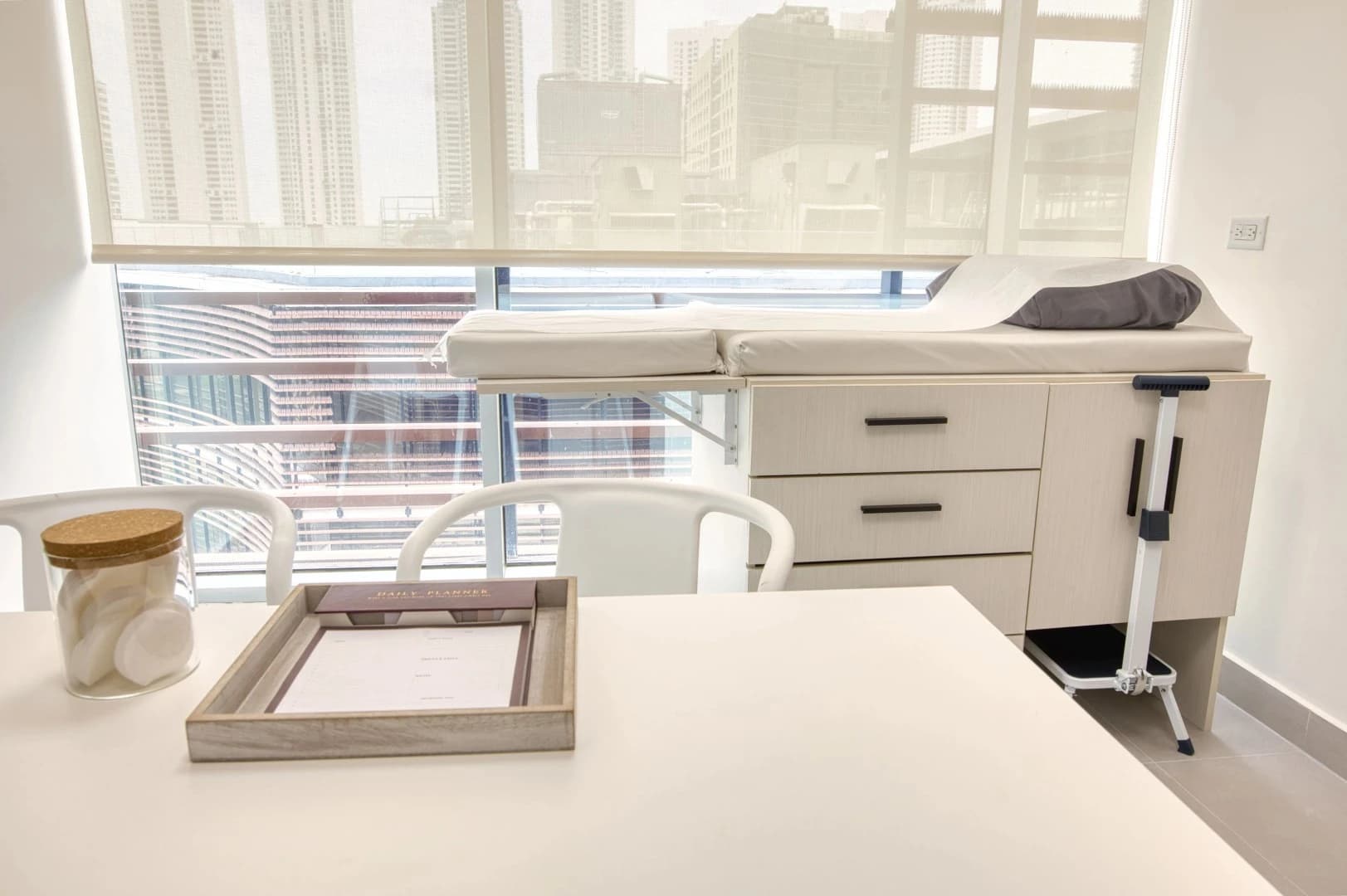 Sala de fonoaudiología con equipamiento para evaluación auditiva en BEDDA CLINIC