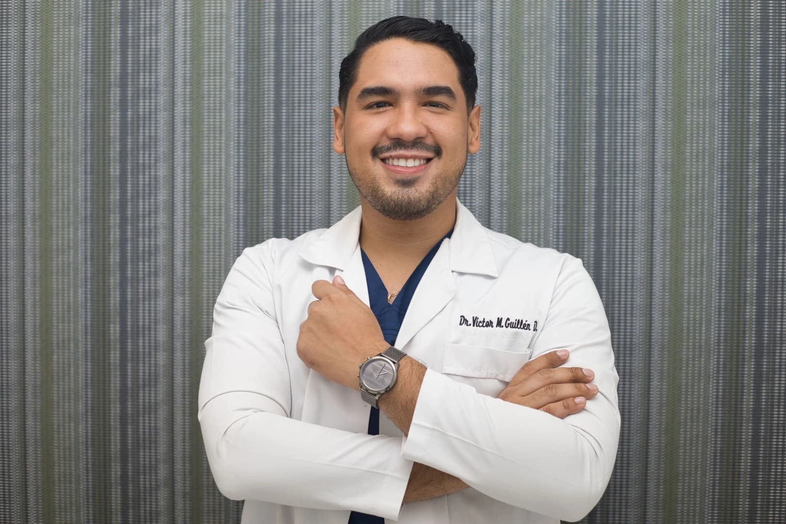 Médico general realizando consulta médica integral en BEDDA CLINIC Cali