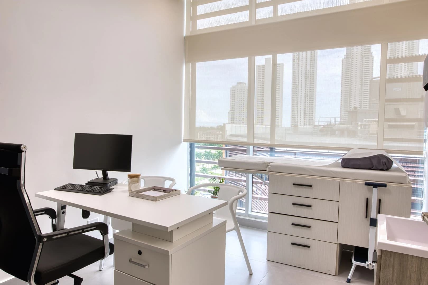 Consultorio de medicina interna con equipamiento diagnóstico avanzado en BEDDA CLINIC